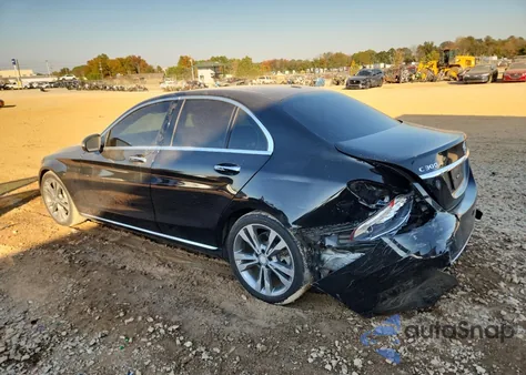 2017 Mercedes-Benz C 300 z USA, uszkodzony, nr VIN 55SWF4JB7HU206184